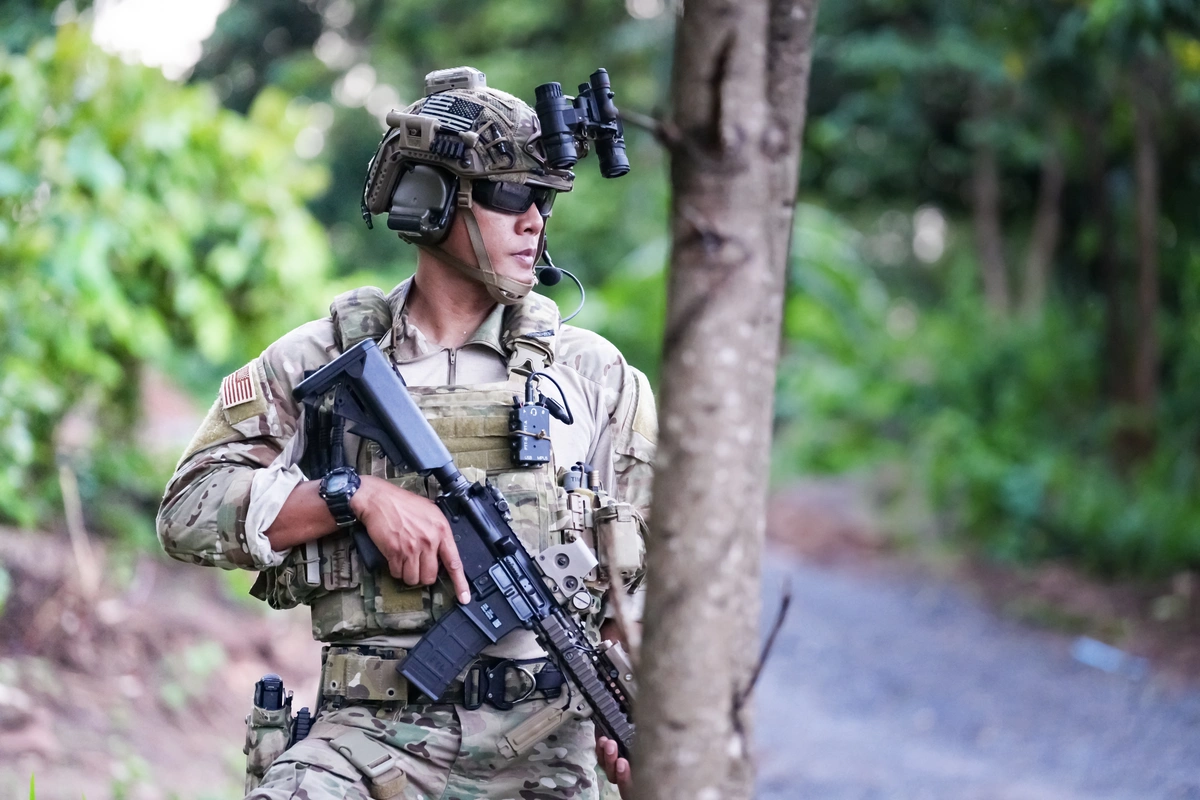 Picatinny rail on the soldier's helmet, and on the rifle