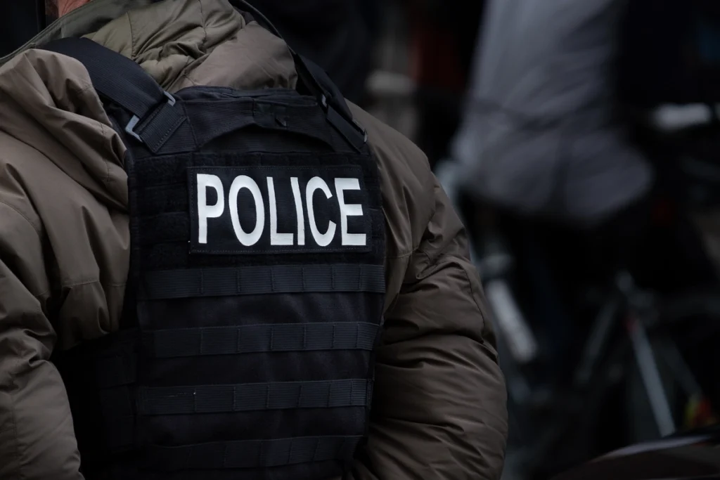 police officer wearing a bulletproof vest with the label police – where to buy a bulletproof vest