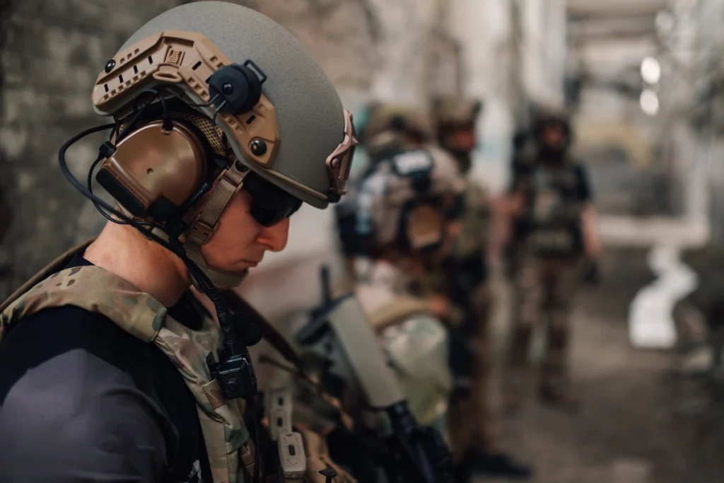 Operator jednostki specjalnej w pełnym wyposażeniu z katalogu produktów taktycznych EU Shields.