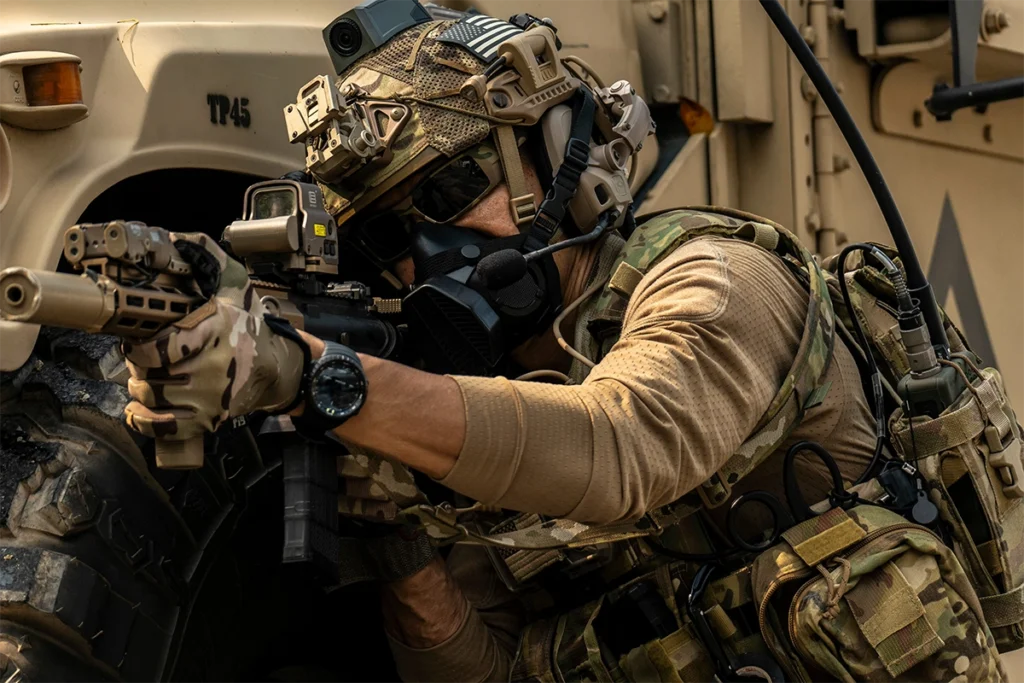 operator z bronią i maską gazową – pełny taktyczny niezbędnik