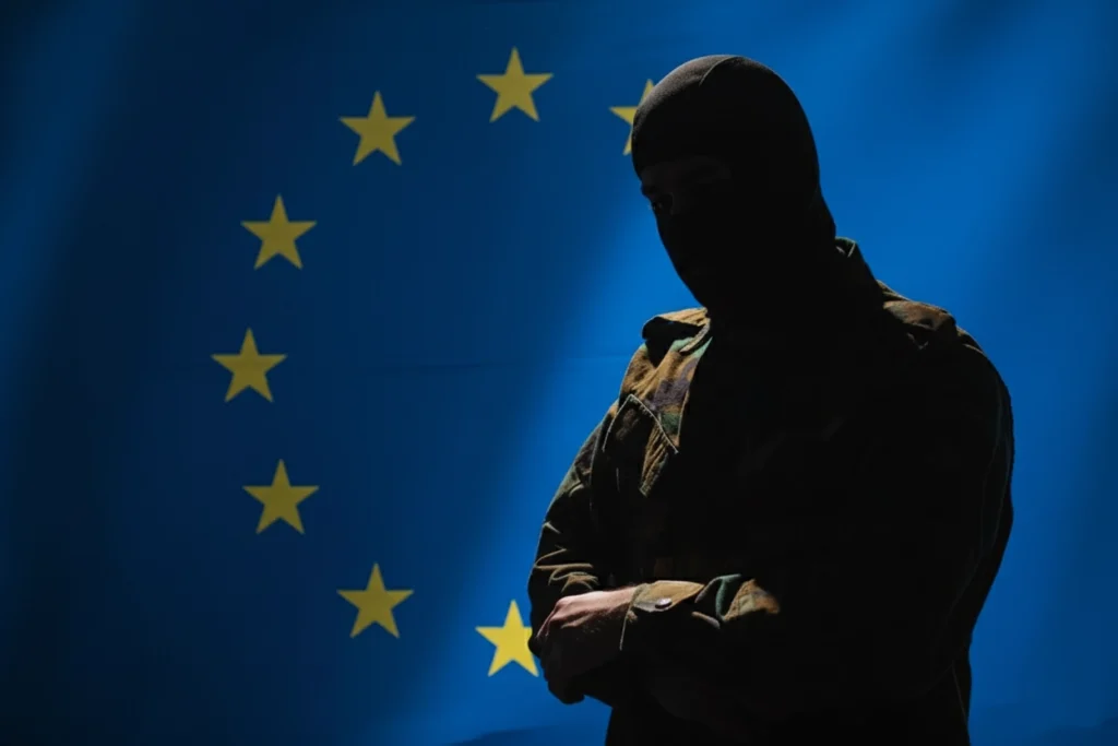 Operator sił specjalnych w kominiarce na tle flagi UE, symbolizujący jakość sprzętu Made in UE.