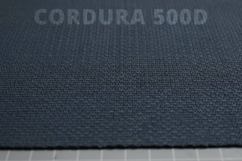 Zbliżenie na wytrzymały materiał Cordura 500D, pokazujące gęsty splot włókien.